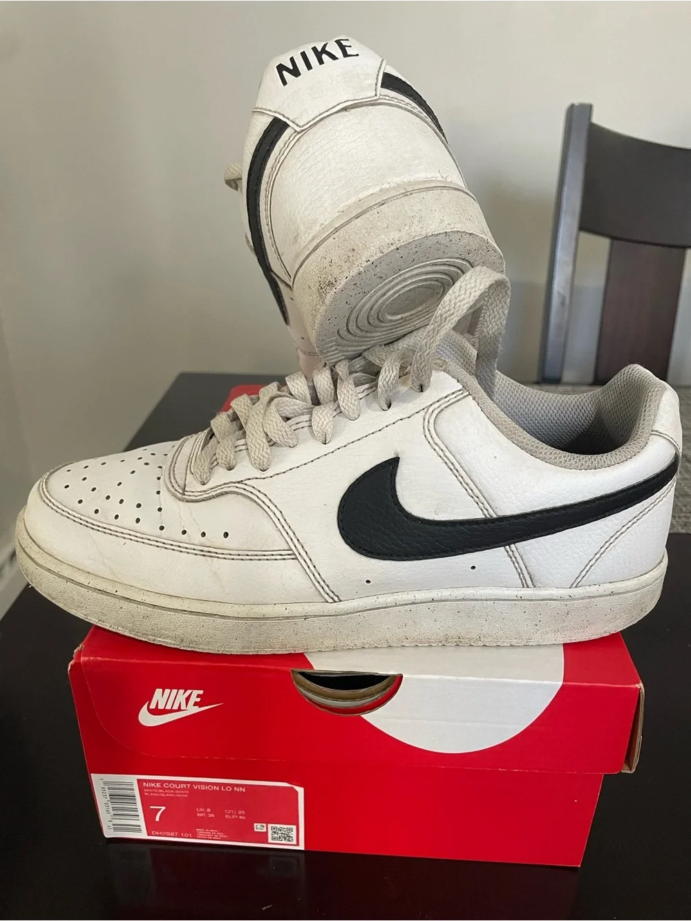 Nike Men’s White and Black Low-Top Sneakers size 7